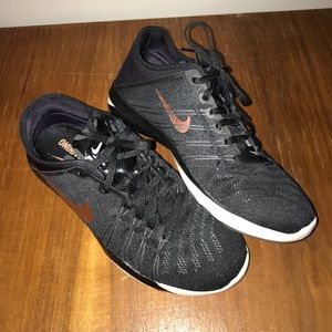 Black nike shoes